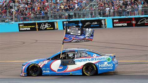 Kyle Larson wins pole for championship race at Phoenix; Chase .